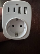 uniwersalny adapter podróżny marki Lencent z portami USB