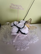Boks z kwiatami na szydełku biały jako Pamiątka Pierwszej komunii Świętej 