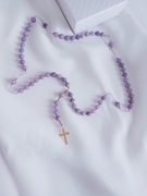 Różaniec dla dziewczynki fioletowy anhydryt kamień naturalny 