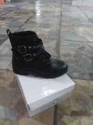 Damskie krótkie buty czarne ocieplane wiązane dodatkowo jest z boku zamek.