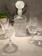 Karafka i kieliszki do wina 