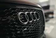 ZESTAW EMBLEMAT PRZEDNI AUDI CZARNY MAT (ASA+CARBON FIBER 12%) A4 B7 B8 A3