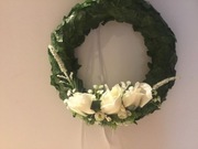 Wianek dekoracja w kolorze bieli i zieleni