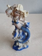 Figurka - syrenka i delfiny w rafie koralowej - wysokość 21 cm