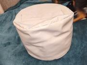 Mała pufka  z wypełnieniem podnóżek 