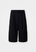 Krótkie spodenki szorty w paski Goliath Black Pinstripe Short Jaded London