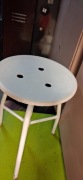 Stary regulowany taboret metalowy