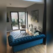 Sofa Chesterfield z aksamitu Gladis Westwing 3os.