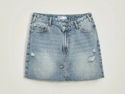 Jeansowa asymetryczna mini spódniczka z przetarciami i efektem sprania - L