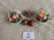 Uroczy zestaw wielkanocny: koszyczki z barankami, malowane pisanki I stroik