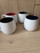 Zestaw ceramicznych kubków do kawy