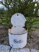 Stary zabytkowy pojemnik na sól 