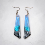 Kolczyki handmade z żywicy epoksydowej – unikatowe z perlowym blaskiem