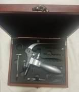 Zestaw do wina w drewnianym pudełku – korkociąg uszkodzony