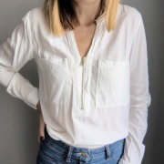 Biała koszula damska kieszenie 