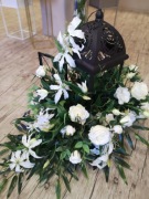 Lampion metalowy z kwiatami, kompozycja sztuczna 