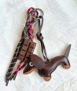 Brelok Jamnik z PVC - Kawowy Brązowy Charm do Kluczy i Toreb