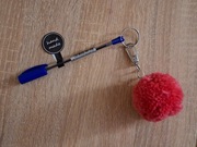 Długopis Pelikan + brelok różowy puszysty pompon 2 w 1