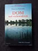 DOM NAD ROZLEWISKIEM / MAŁGORZATA KALICIŃSKA