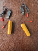 zestaw składający się z akumulatora litowo-jonowego oraz dedykowanej ładowa