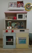 Drewniany domek do zabawy + kuchnia 2w1 –  zestaw dla małej gospodyni