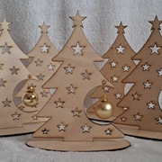 Drewniana dekoracja świąteczna | Choinka z gwiazdkami i bombką