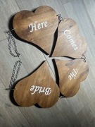 Drewniany baner Here comes the Bride