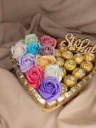 Prezent w formie serca z różami mydlanymi, Ferrero, Merci
