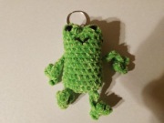 Breloczek żabka na szydełku 