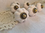 Ceramiczne gałki do mebli uchwyty białe stare złoto