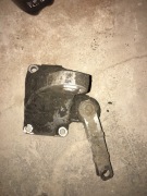 Audi 100 c3. łapy skrzyni i silnika.