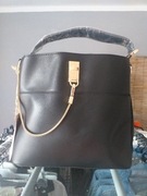 Torebka czarną ze złotymi wstawkami na ramię