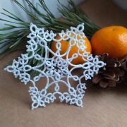 Dekor na choinkę śnieżynka frywolitka biala 8 cm