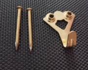 Wieszak ścienny na dwa gwoździe kolor złoty nowy  4x3cm gwoździe 4cm.