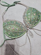 Biustonosz z ozdobnymi kamieniami