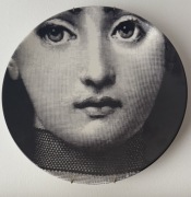 talerz ozdobny, kolekcjonerski 25 cm. grafika, motyw Fornasetti 