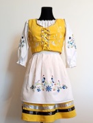 Dziewczęcy strój kaszubski w żółtym kolorze