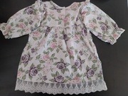 r.74/80 Piękna sukienka w róże dla dziewczynki ozdrobiona koronką,falbaną.