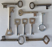zestaw kluczy do szafek i szuflad z epoki PRL