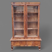 Serwantka witrynka z okresu międzywojennego