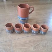 Wyjątkowy Zestaw Ceramiczny PRL – Dzbanek + 6 kubków, model 2032