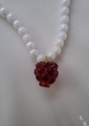Naszyjnik handmade białe szklane kulki z zawieszką malinką lato wiosna