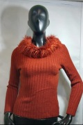 Damski sweter z ozdobną górą 