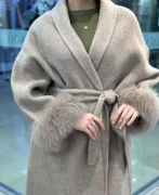 Długi płaszcz, sztuczne futerko na rękawach, beżowy NOWY 