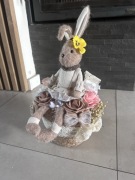 Stroik wielkanocny, zając, jajka, kosz, kwiaty.