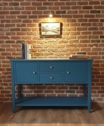 Komoda w kolorze ciemnego turkusu