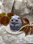 Piękna świeca świeczka jeżyk na gipsowej podstawce plaster miodu