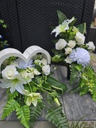 Wiązanka Nagrobna sztuczna na drewnianym sercu KWIATY PREMIUM zestaw 