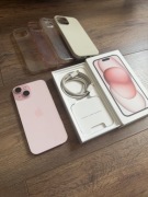 iPhone 15 w pięknym różowym kolorze