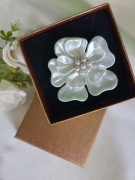 Broszka -  Duża  Perłowa kameliia